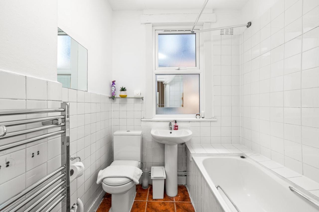 Homely 4-Bedroom Home With 2 Baths & Free Parking London Exterior photo